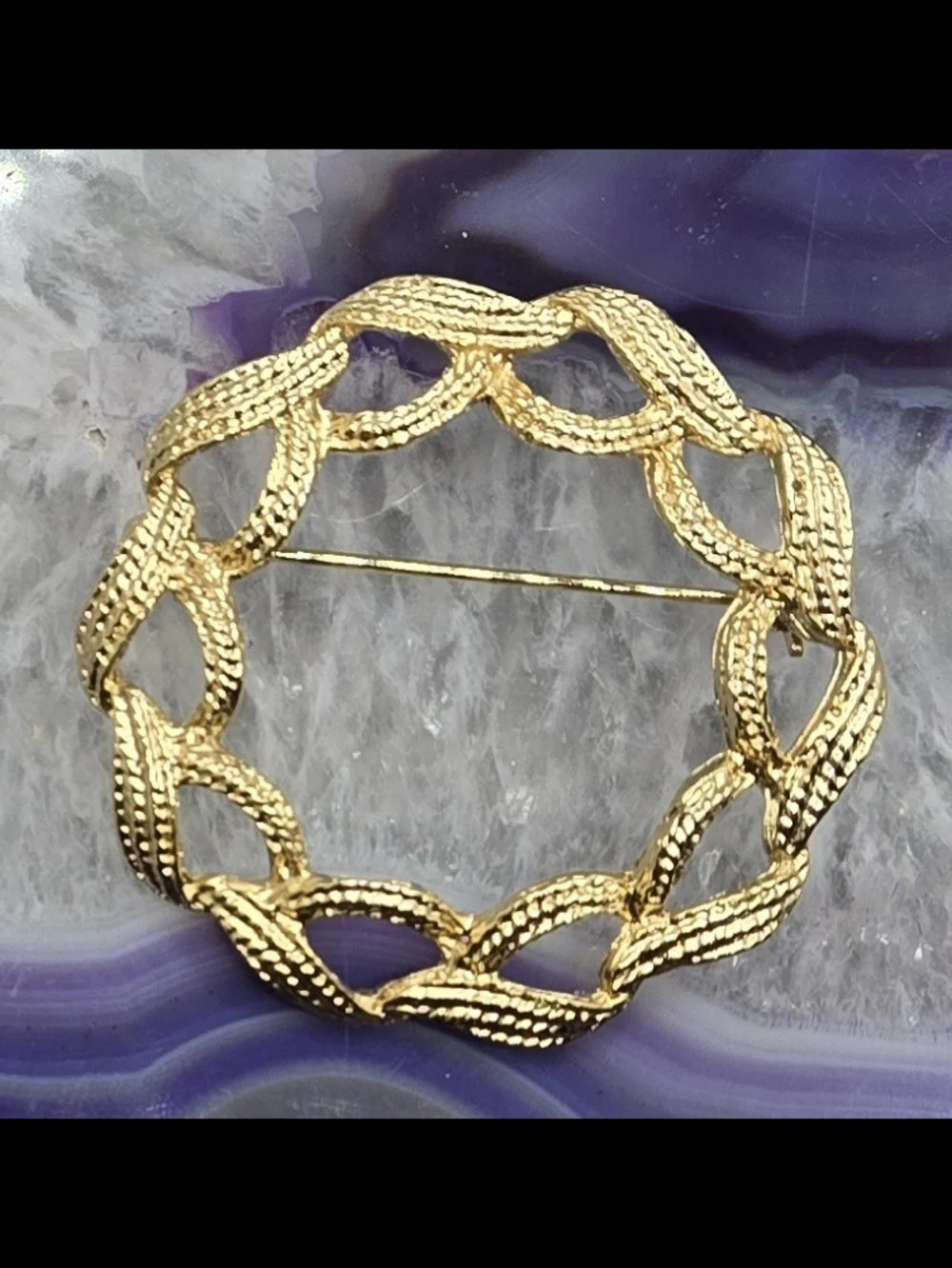Textured Wreath Circle Brooch Gold Tone EUC Measures 1¾
